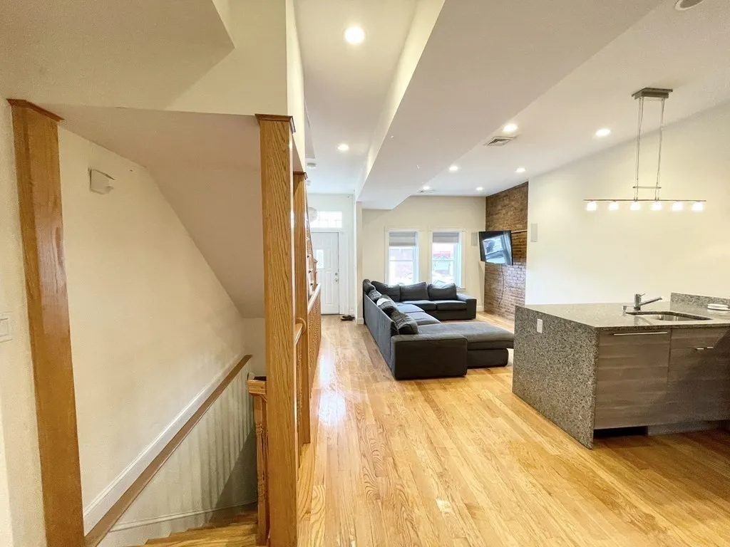 5 bed, 2 bath apartment for rent at 98 L Unit Street, South Boston — photo 3 of 19