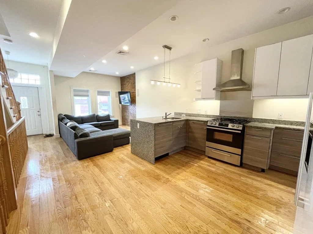 5 bed, 2 bath apartment for rent at 98 L Unit Street, South Boston — photo 2 of 19
