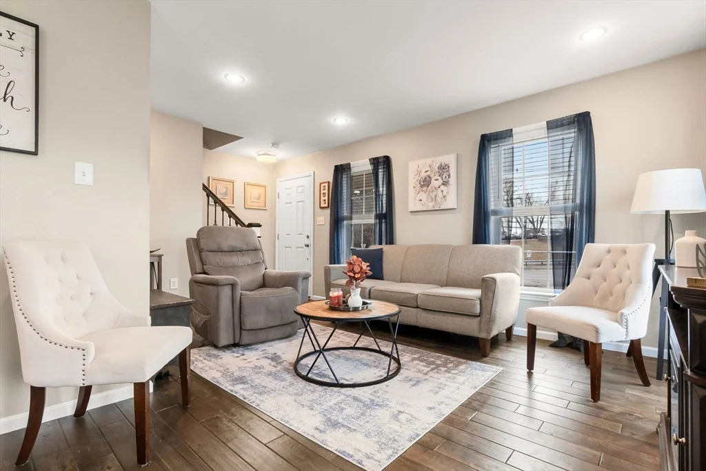 2 bed, 1 bath apartment for rent at 98 Poplar Unit 2, Danvers — photo 4 of 30