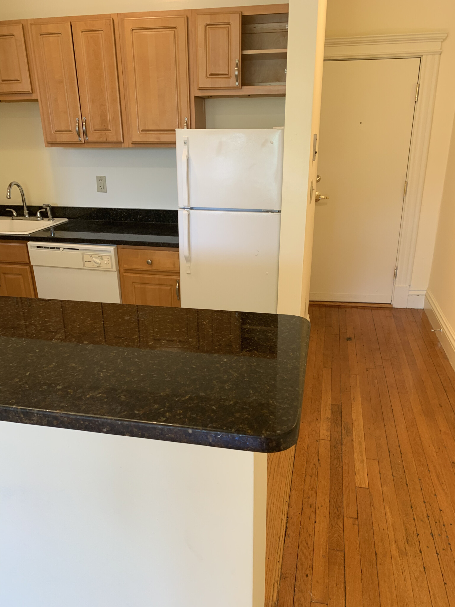 Studio bed, 1 bath apartment for rent at 98 Queensberry St Unit 7, Fenway — photo 5 of 12