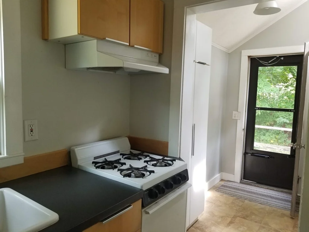 1 bed, 1 bath apartment for rent at 980 Careswell St, Marshfield — photo 7 of 8