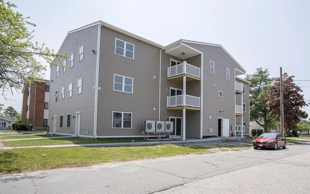 2 bed, 1 bath apartment for rent at 984 Sharon St Unit 301, Far North — photo 3 of 18