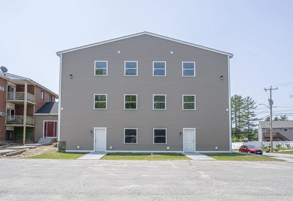 2 bed, 1 bath apartment for rent at 984 Sharon St Unit 301, Far North — photo 2 of 18