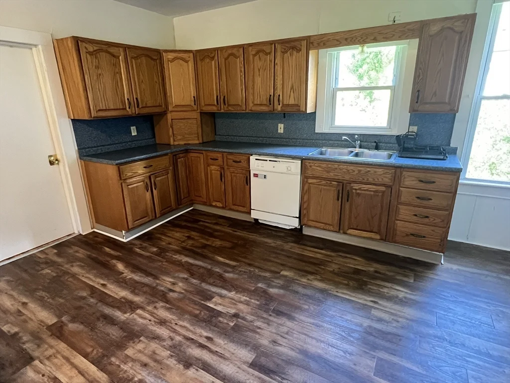 4 bed, 2 bath apartment for rent at 986 South East St Unit A, Amherst — photo 6 of 30