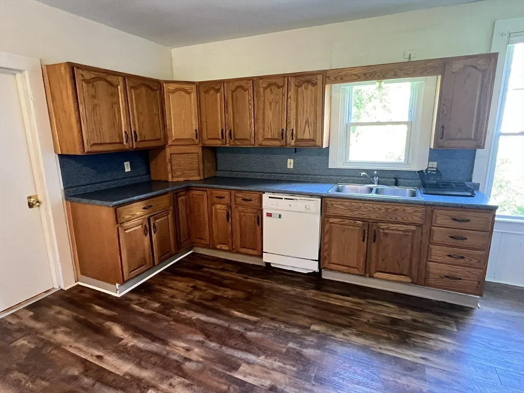 4 bed, 2 bath apartment for rent at 986 South East St Unit A, Amherst — photo 5 of 30