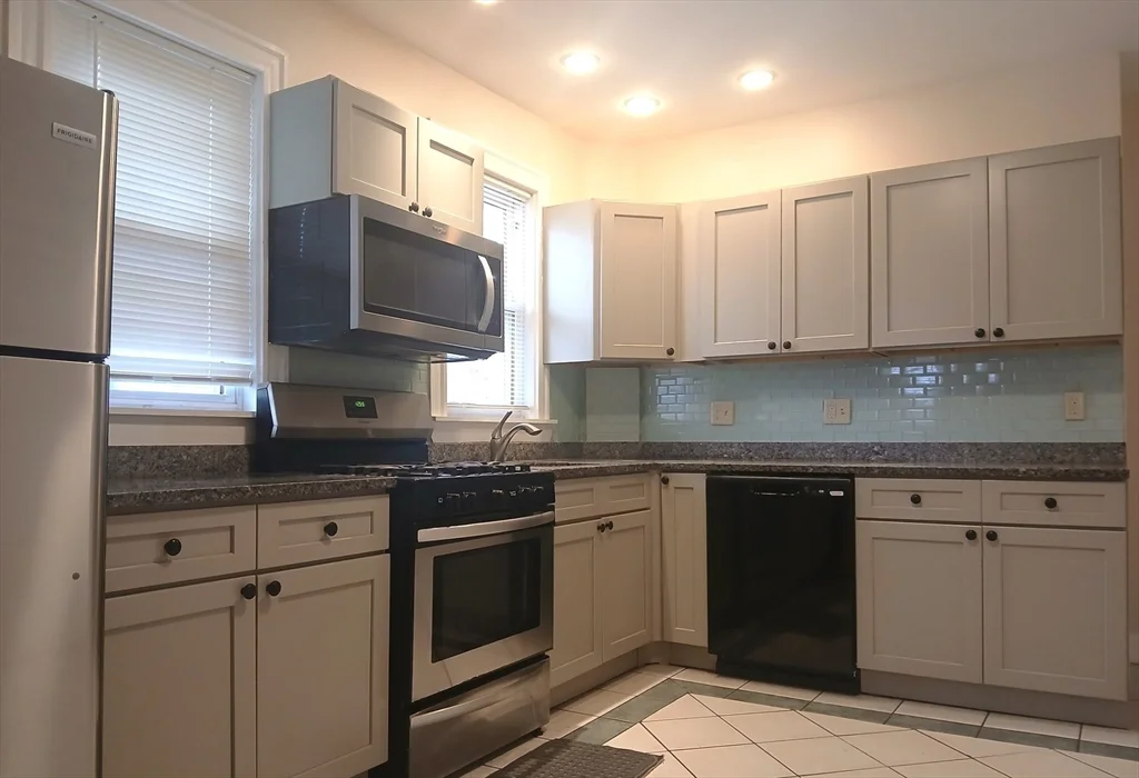 4 bed, 2 bath apartment for rent at 989 Boylston St Unit 989, Newton Highlands — photo 9 of 11