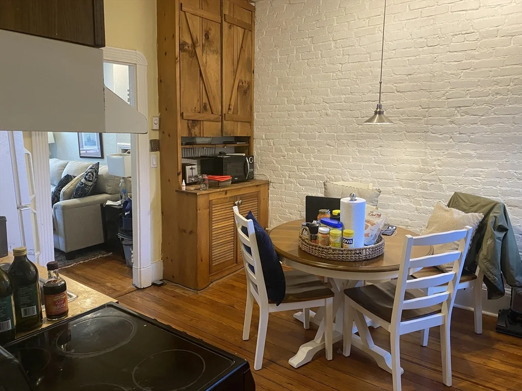 2 bed, 1 bath apartment for rent at 99.5 Myrtle St Unit 4, Beacon Hill — photo 2 of 5