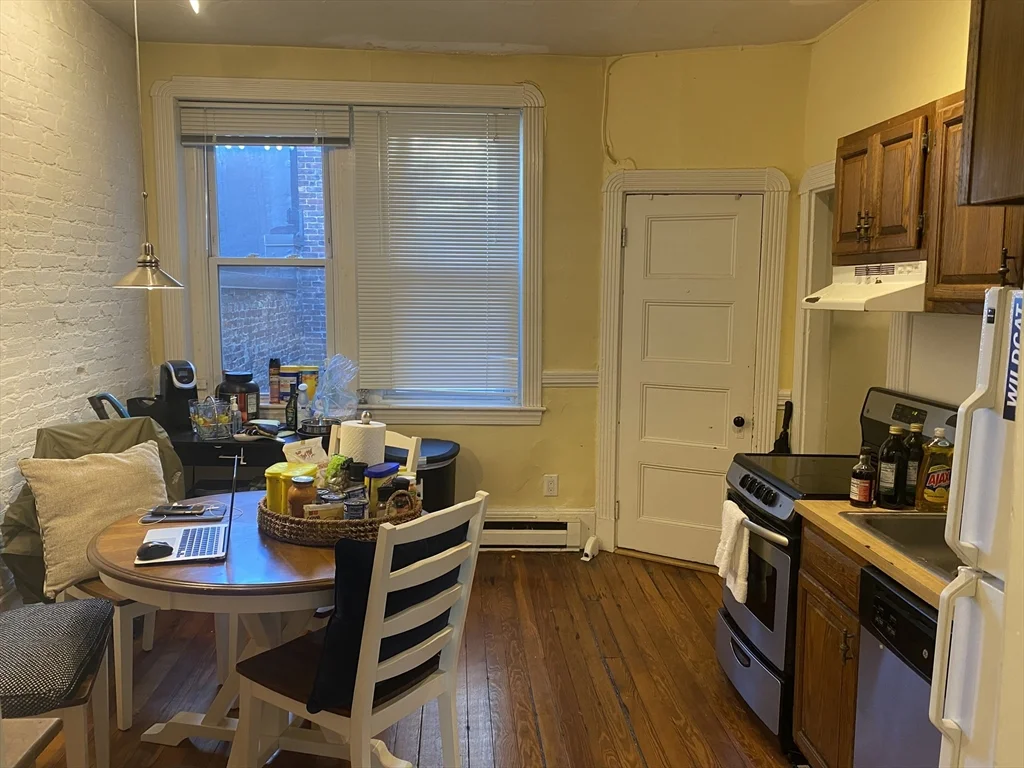 2 bed, 1 bath apartment for rent at 99.5 Myrtle St Unit 4, Beacon Hill — photo 3 of 5