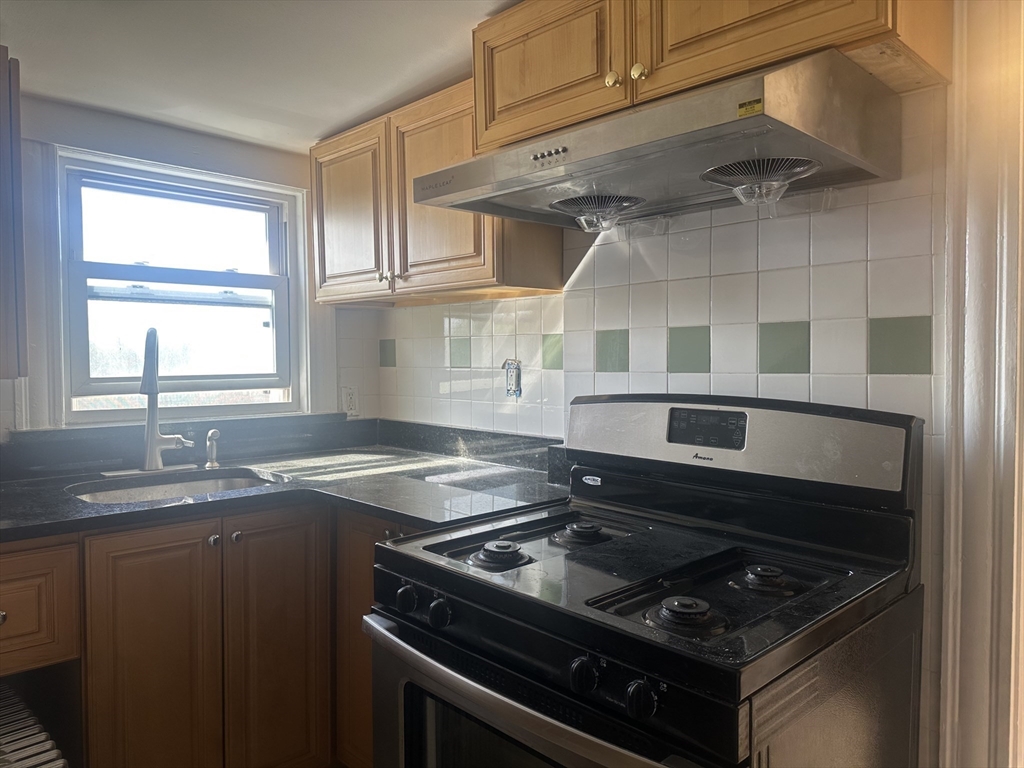 2 bed, 1 bath apartment for rent at 99 E Squantum St Unit 3, Quincy — photo 4 of 8