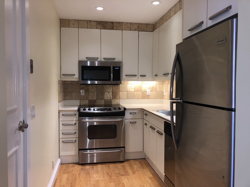 2 bed, 2 bath apartment for rent at 99 Florence Unit 10-1D, Newton — photo 7 of 28