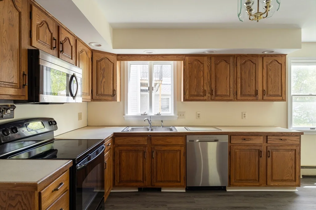 4 bed, 1 bath apartment for rent at 99 Garfield Ave Unit Main House, Woburn — photo 11 of 23