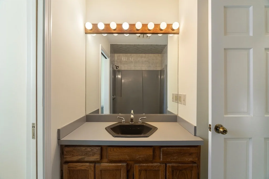 4 bed, 1 bath apartment for rent at 99 Garfield Ave Unit Main House, Woburn — photo 17 of 23