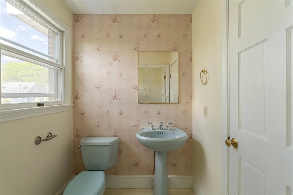 4 bed, 1 bath apartment for rent at 99 Garfield Ave Unit Main House, Woburn — photo 15 of 23