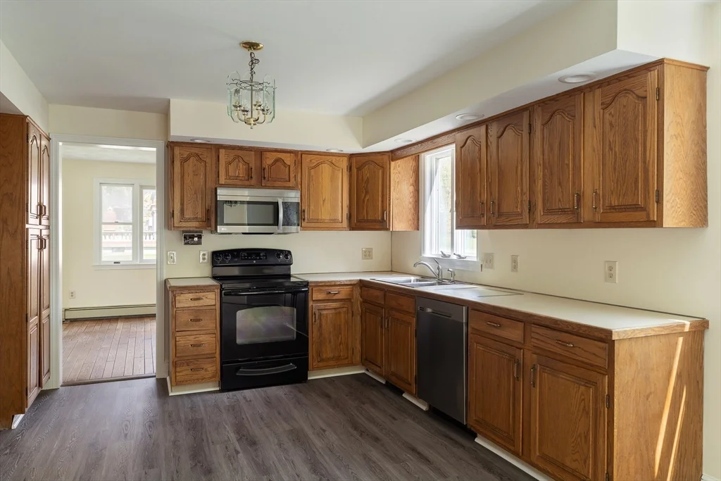 4 bed, 1 bath apartment for rent at 99 Garfield Ave Unit Main House, Woburn — photo 10 of 23