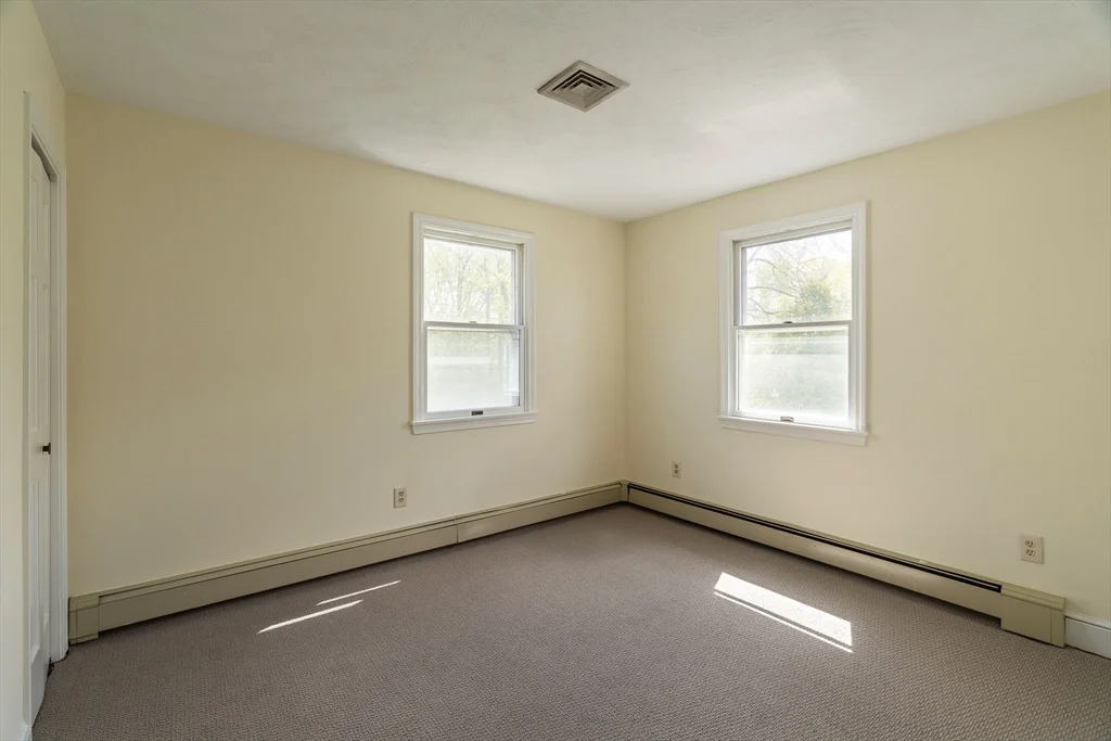 4 bed, 1 bath apartment for rent at 99 Garfield Ave Unit Main House, Woburn — photo 20 of 23