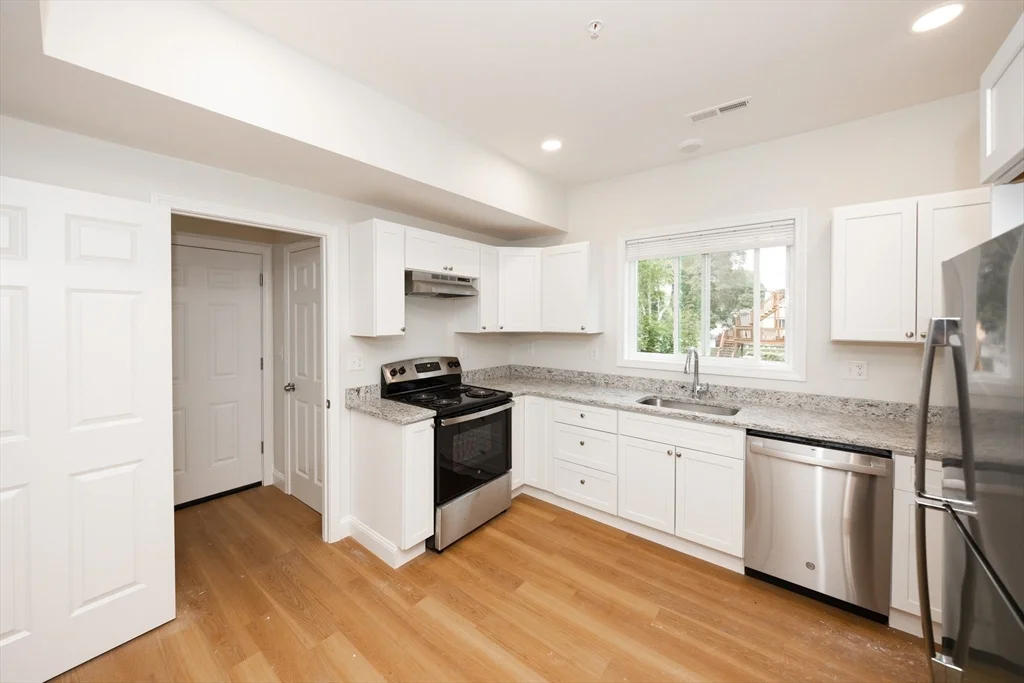 3 bed, 1 bath apartment for rent at 99 June St Unit 3, Worcester — photo 4 of 16