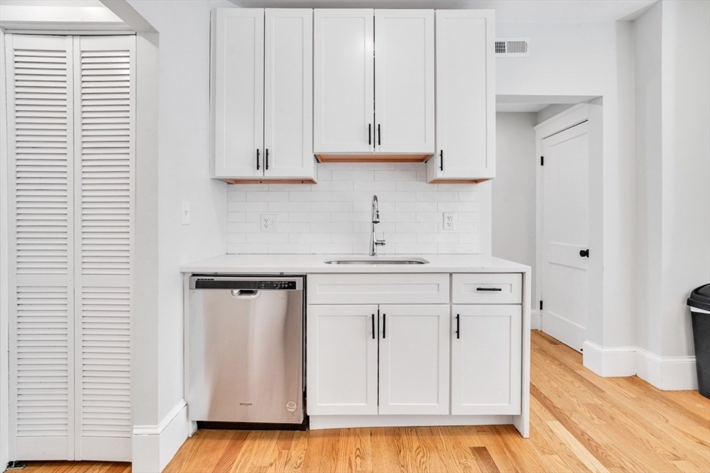 4 bed, 2 bath apartment for rent at 99 Kilsyth Rd Unit 2, Brighton — photo 6 of 7