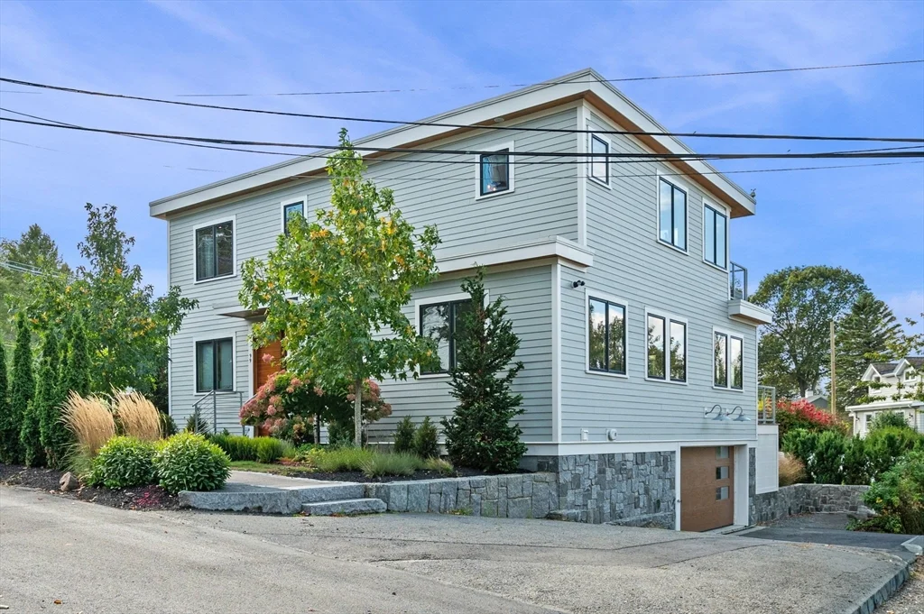 3 bed, 3 bath apartment for rent at 99 Naugus Ave, Marblehead — photo 2 of 27