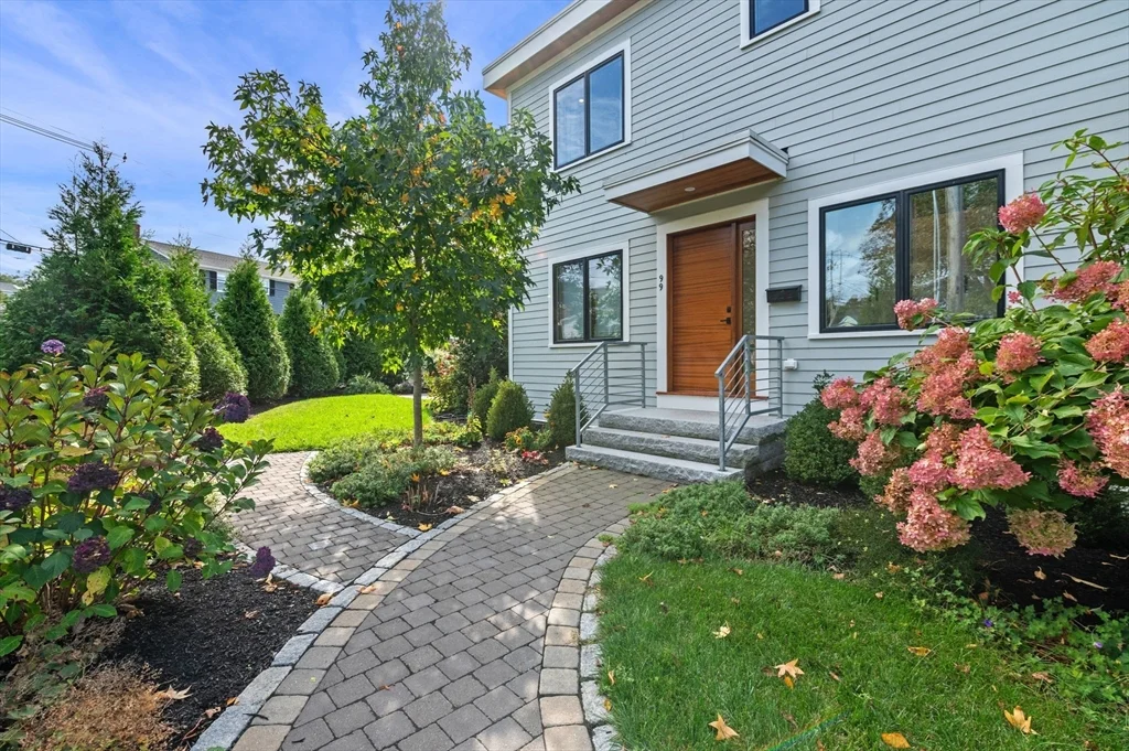 3 bed, 3 bath apartment for rent at 99 Naugus Ave, Marblehead — photo 4 of 27