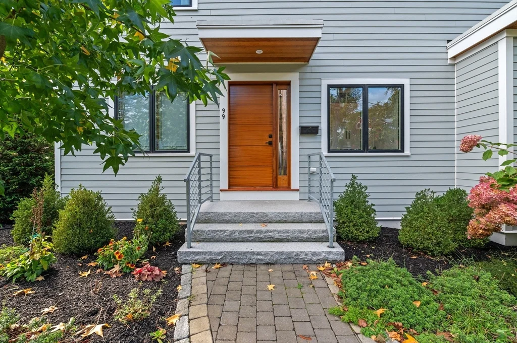 3 bed, 3 bath apartment for rent at 99 Naugus Ave, Marblehead — photo 3 of 27