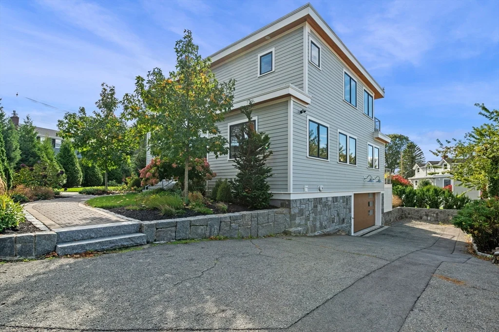 3 bed, 3 bath apartment for rent at 99 Naugus Ave, Marblehead — photo 5 of 27