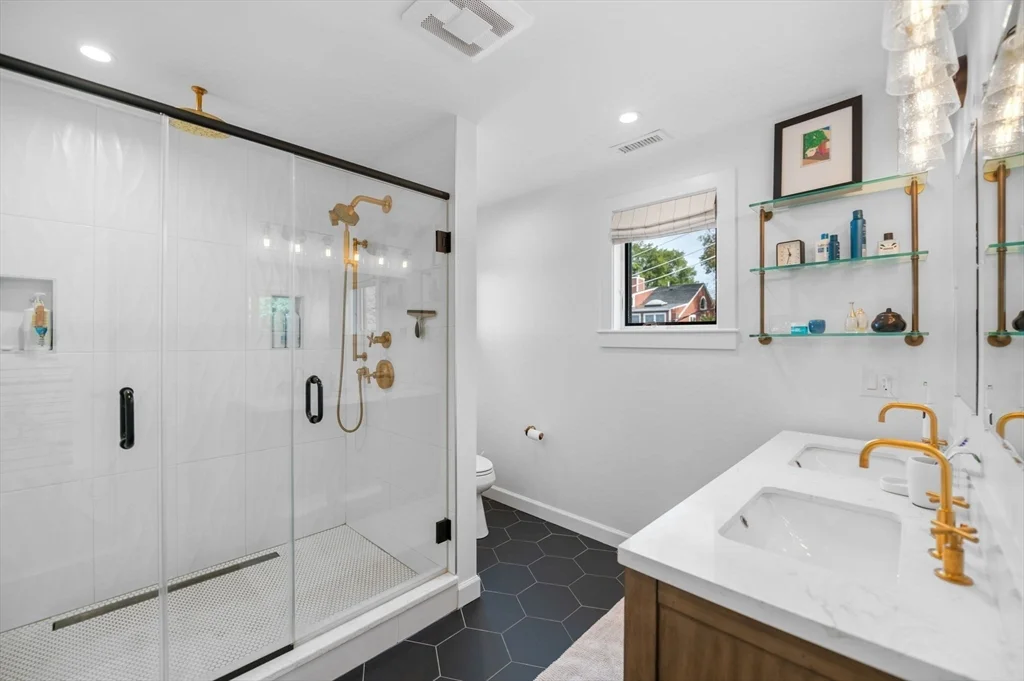 3 bed, 3 bath apartment for rent at 99 Naugus Ave, Marblehead — photo 23 of 27