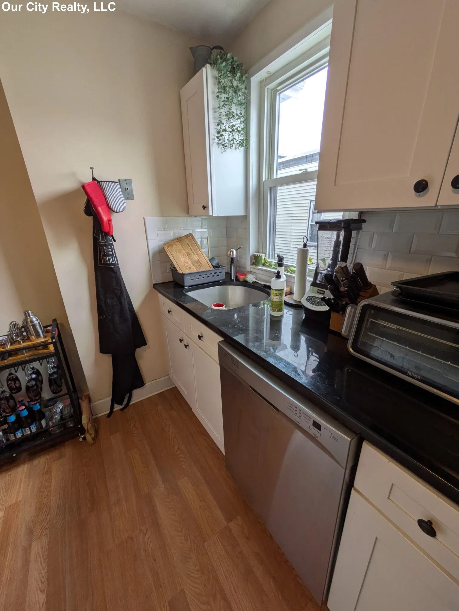 4 bed, 2 bath apartment for rent at 99 Norfolk St Unit 3, The Port — photo 3 of 24