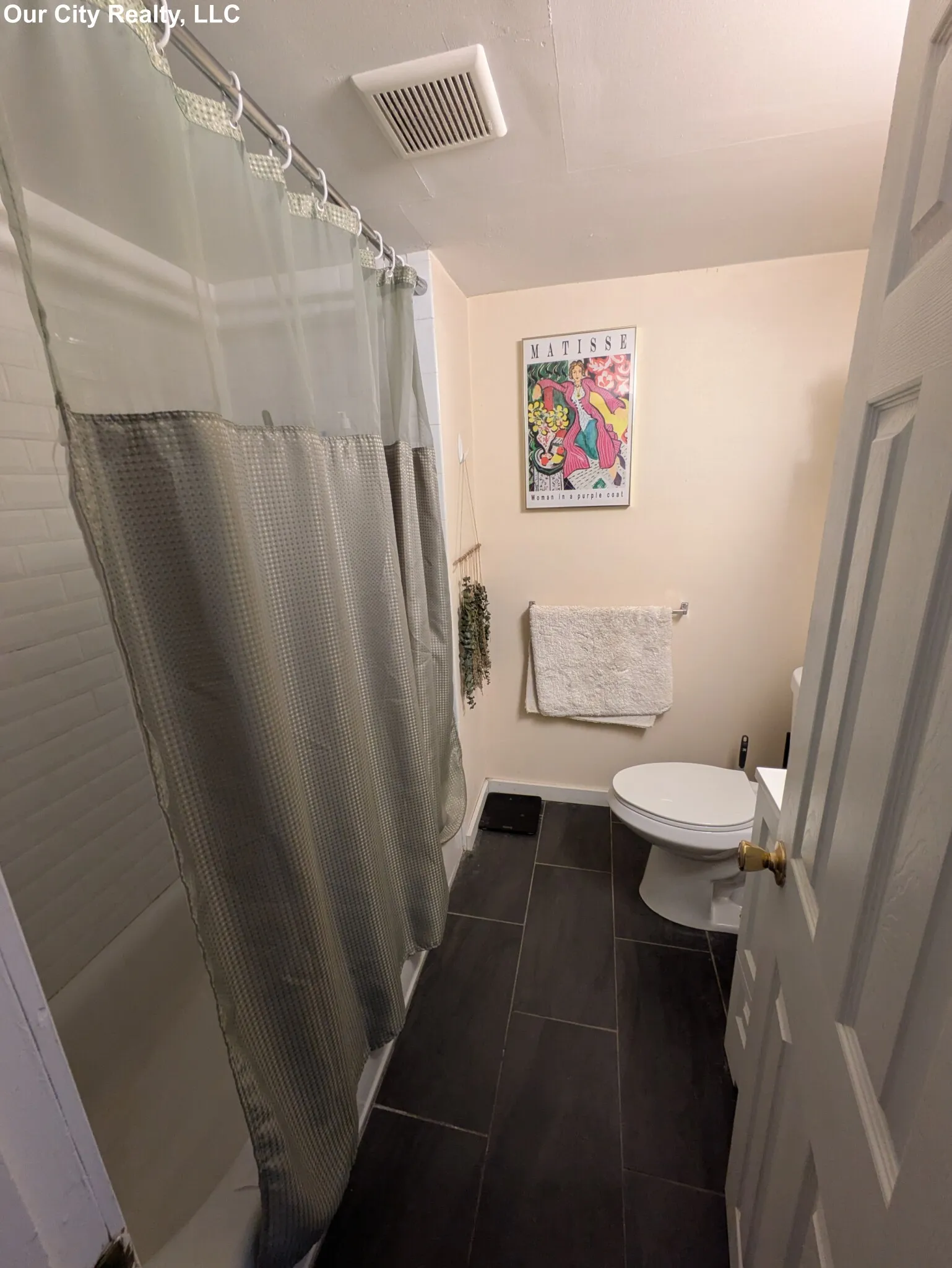 4 bed, 2 bath apartment for rent at 99 Norfolk St Unit 3, The Port — photo 2 of 24