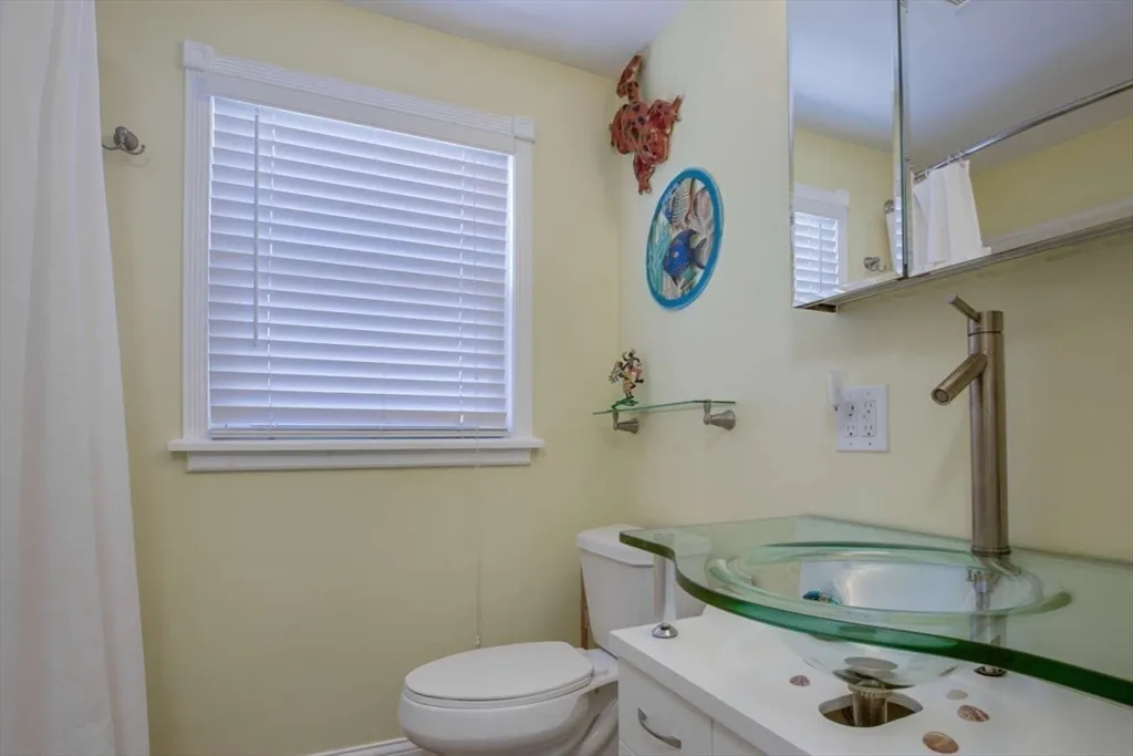 4 bed, 2 bath apartment for rent at 99 North Reservation Terr Unit WINTER, Plum Island — photo 9 of 15