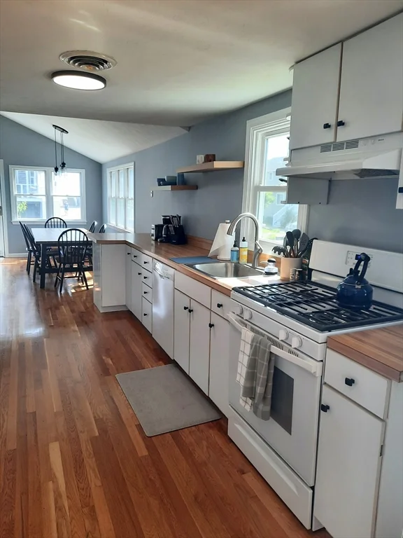 3 bed, 2 bath apartment for rent at 99 Scituate Ave Unit 99, Scituate — photo 3 of 11