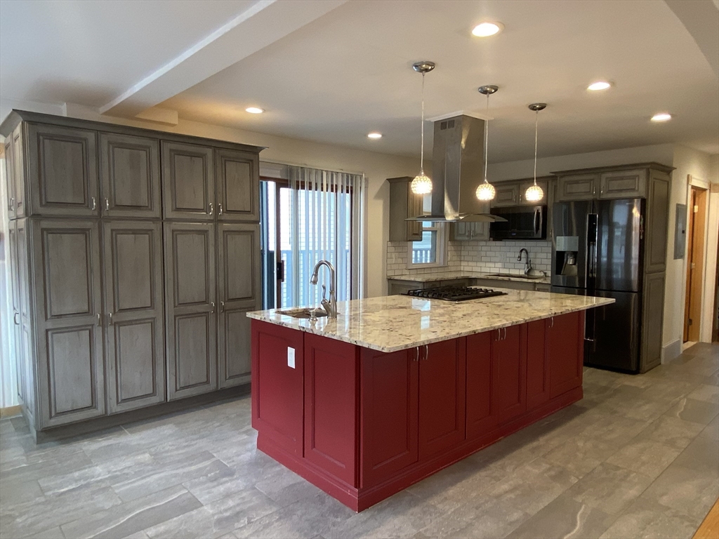 4 bed, 2 bath apartment for rent at 99 Walnut St Unit 2, Malden — photo 2 of 22