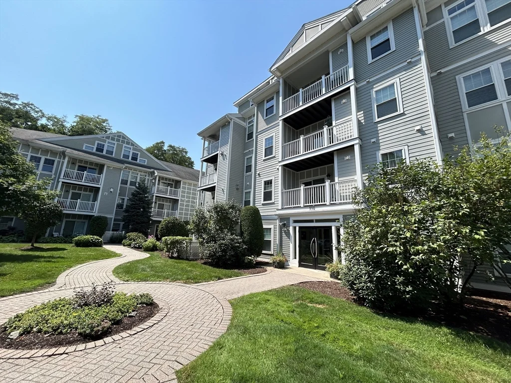 2 bed, 2 bath apartment for rent at 990 Vfw Pkwy Unit 402, West Roxbury — photo 2 of 16