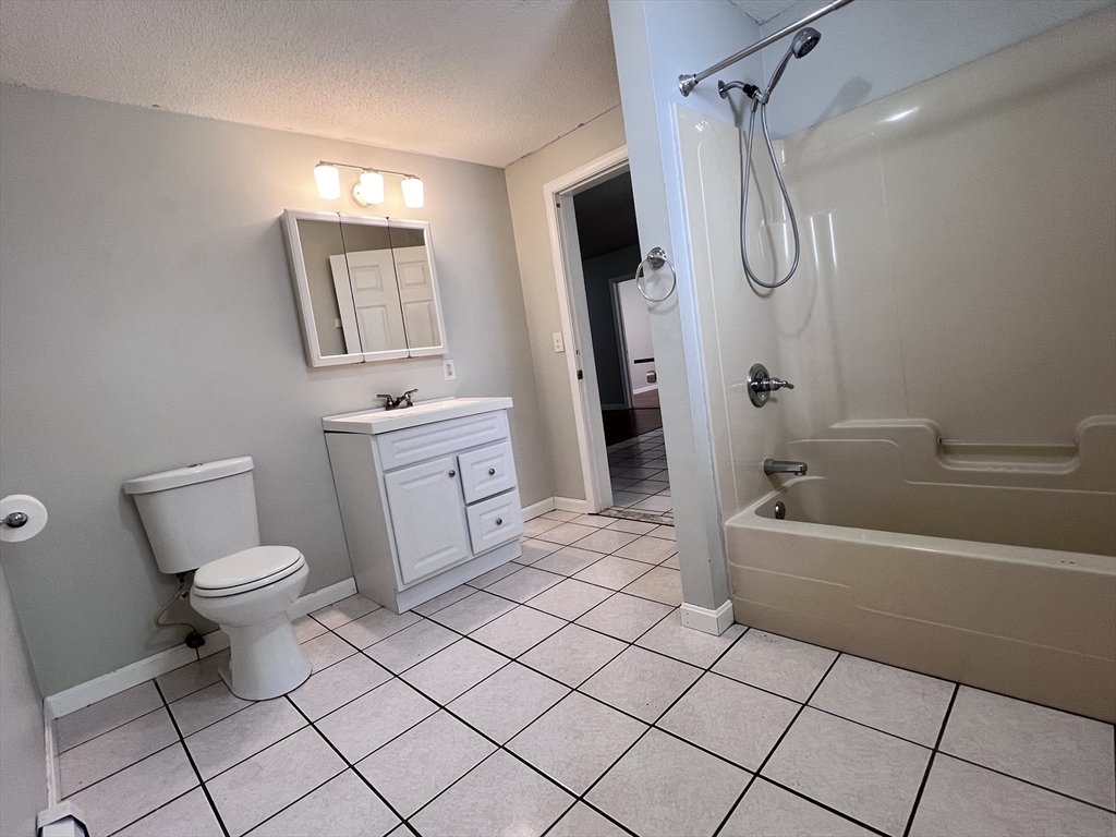 3 bed, 1 bath apartment for rent at 991 County St Unit 1, Fall River — photo 15 of 18