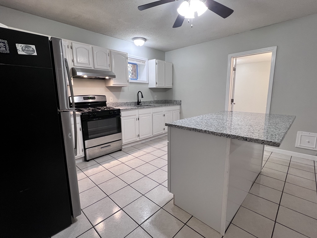 3 bed, 1 bath apartment for rent at 991 County St Unit 1, Fall River — photo 5 of 18