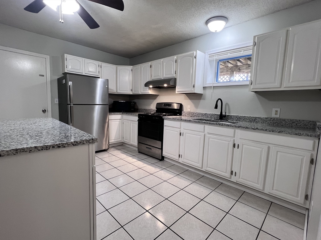 3 bed, 1 bath apartment for rent at 991 County St Unit 1, Fall River — photo 6 of 18