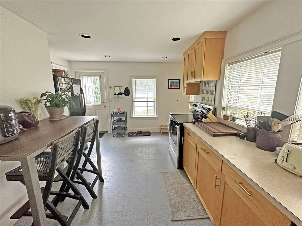 4 bed, 2 bath apartment for rent at 992 Greendale Ave, Needham Heights — photo 1 of 10