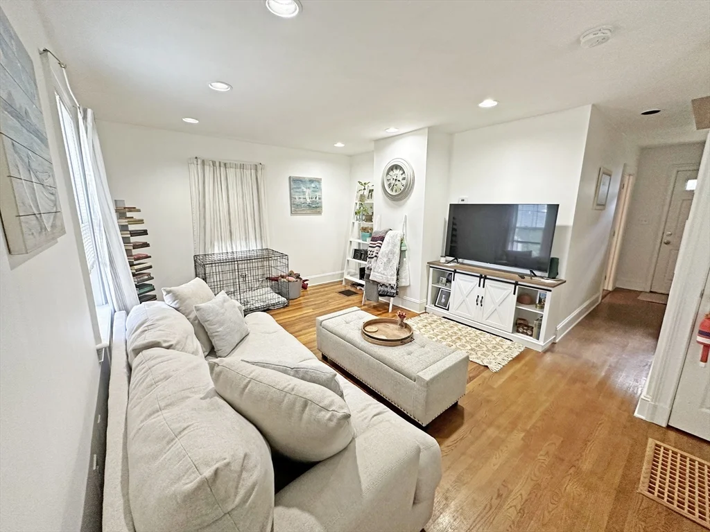4 bed, 2 bath apartment for rent at 992 Greendale Ave, Needham Heights — photo 3 of 10