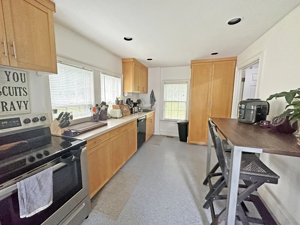 4 bed, 2 bath apartment for rent at 992 Greendale Ave, Needham Heights — photo 2 of 10