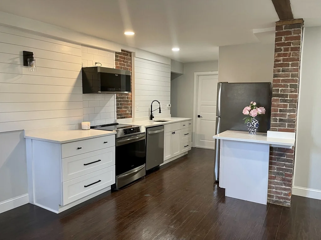 1 bed, 1 bath apartment for rent at 995 Centre St Unit A, Jamaica Plain — photo 2 of 12
